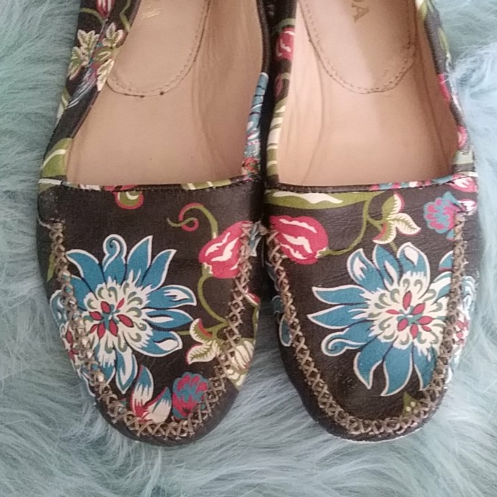 PRADA~ FLORAL FLATS/LOAFTERS  8.5